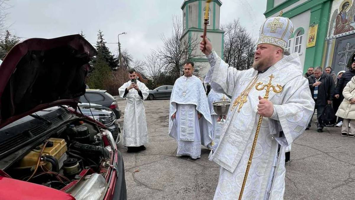 У Запорізькій єпархії ПЦУ освятили автомобіль, який відправлять на фронт