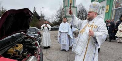 У Запорізькій єпархії ПЦУ освятили автомобіль, який відправлять на фронт