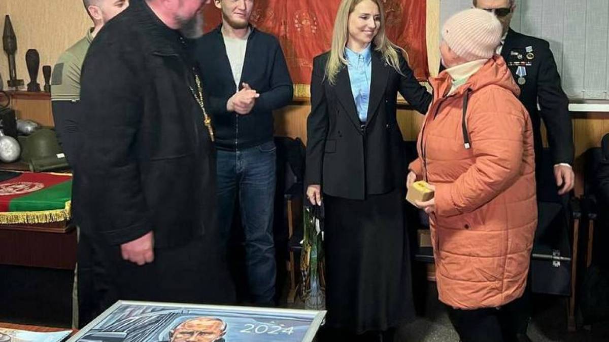 У Бердянську окупанти вручили вдові «афганця» портрет свого обер-фашиста путлера