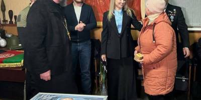 У Бердянську окупанти вручили вдові «афганця» портрет свого обер-фашиста путлера