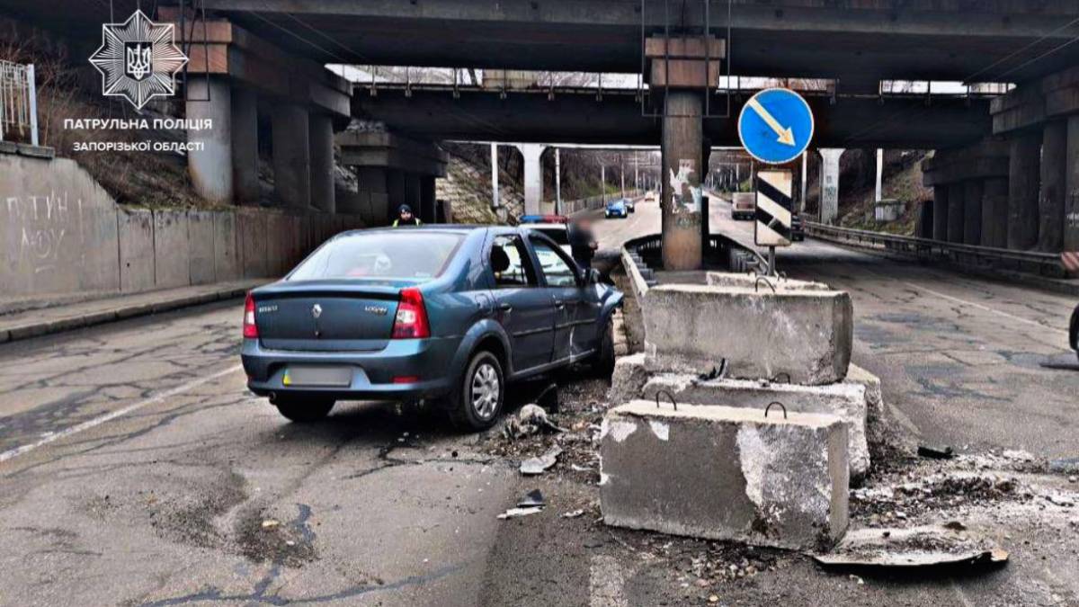 Нетверезий водій влетів у бетонну споруду: ДТП у Запоріжжі