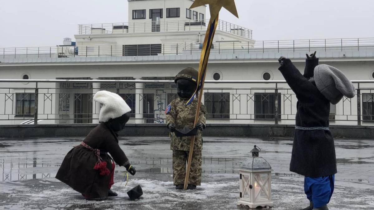 Малюки-засновники Києва на Поштовій площі отримали святковий одяг
