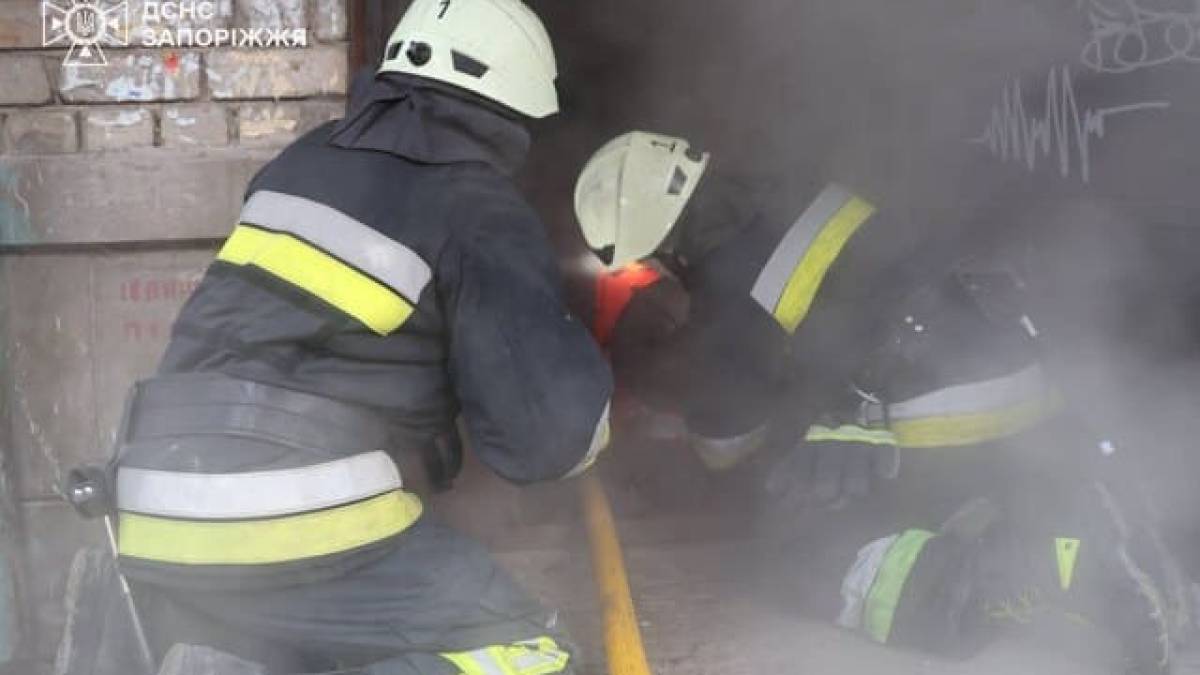 У Запоріжжі під час пожежі надзвичайники врятували чоловіка