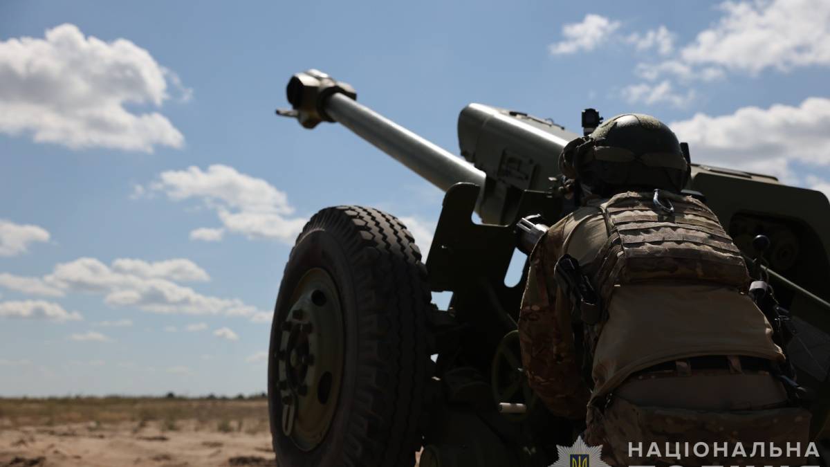 Як працює розрахунок гаубиці під час штурму ворожих позицій — демонструють бійці запорізького стрілецького батальйону поліції особливого призначення