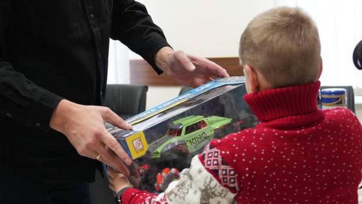 «Лади» закінчилися: на Запоріжжі родині ліквідованого бойовика вручили іграшковий автомобіль