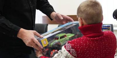 «Лади» закінчилися: на Запоріжжі родині ліквідованого бойовика вручили іграшковий автомобіль