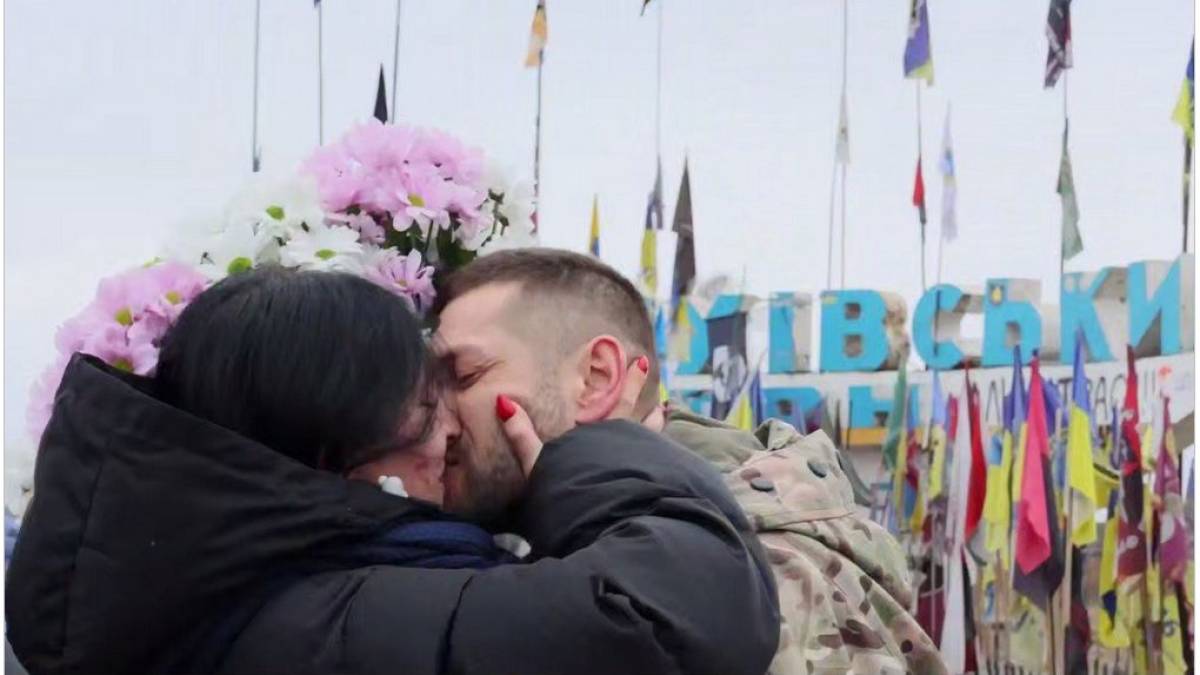Захисник Запоріжжя освідчився в коханні у знаковому місці — біля стели на Оріхівській трасі