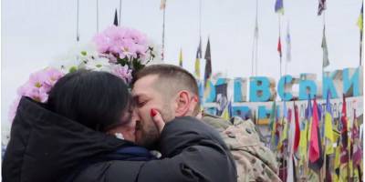 Захисник Запоріжжя освідчився в коханні у знаковому місці — біля стели на Оріхівській трасі