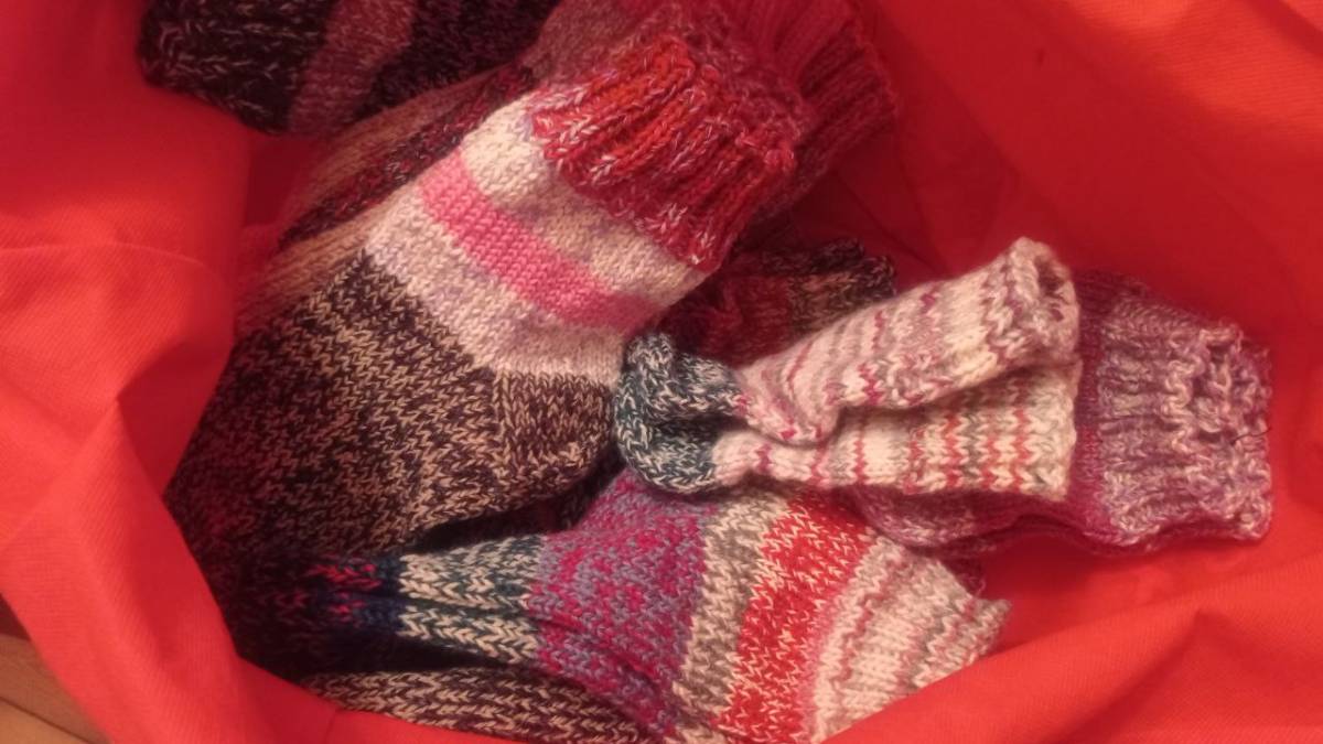 Теплом рук своїх захищу та зігрію…