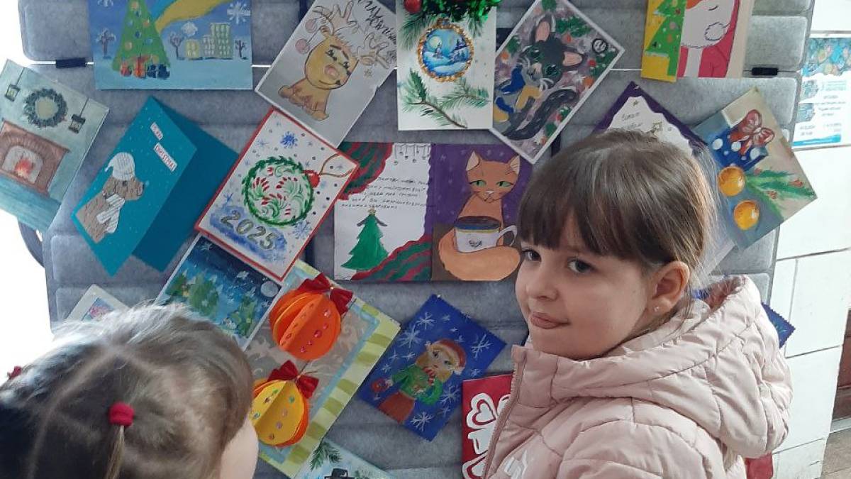 «Різдвяні іграшки та вітальні листівки», створені дітьми – виставка в обласній бібліотеці