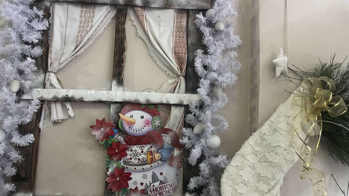 У Центрі допомоги енергодарцям створюють затишок  та збирають «артефакти війни»