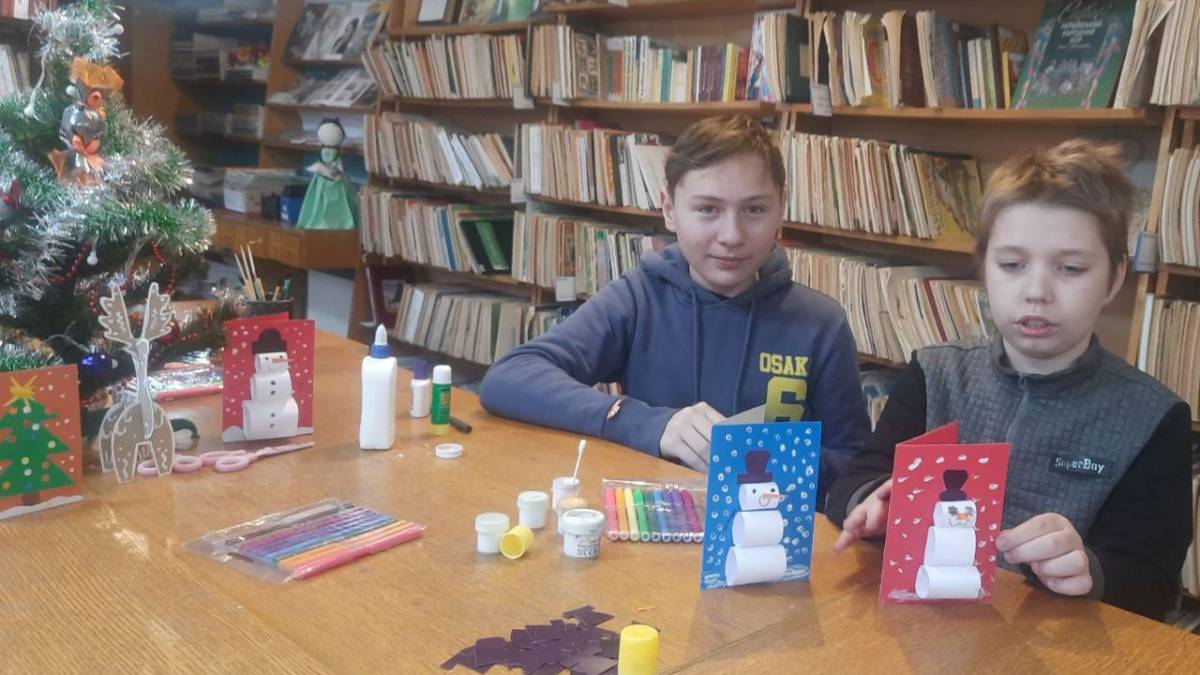 На майстерках у бібліотеці «Юний читач» не припиняється арттерапевтичний процес…