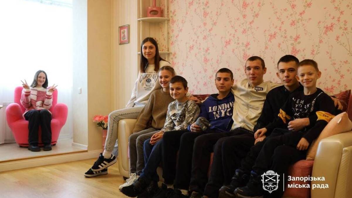 Багатодітна родина з прифронтового міста отримала квартиру в Запоріжжі