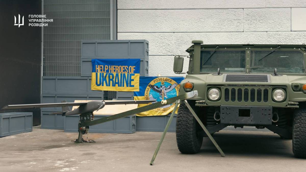 Українська розвідка отримала від благодійників новітній швидкісний дрон-невидимку
