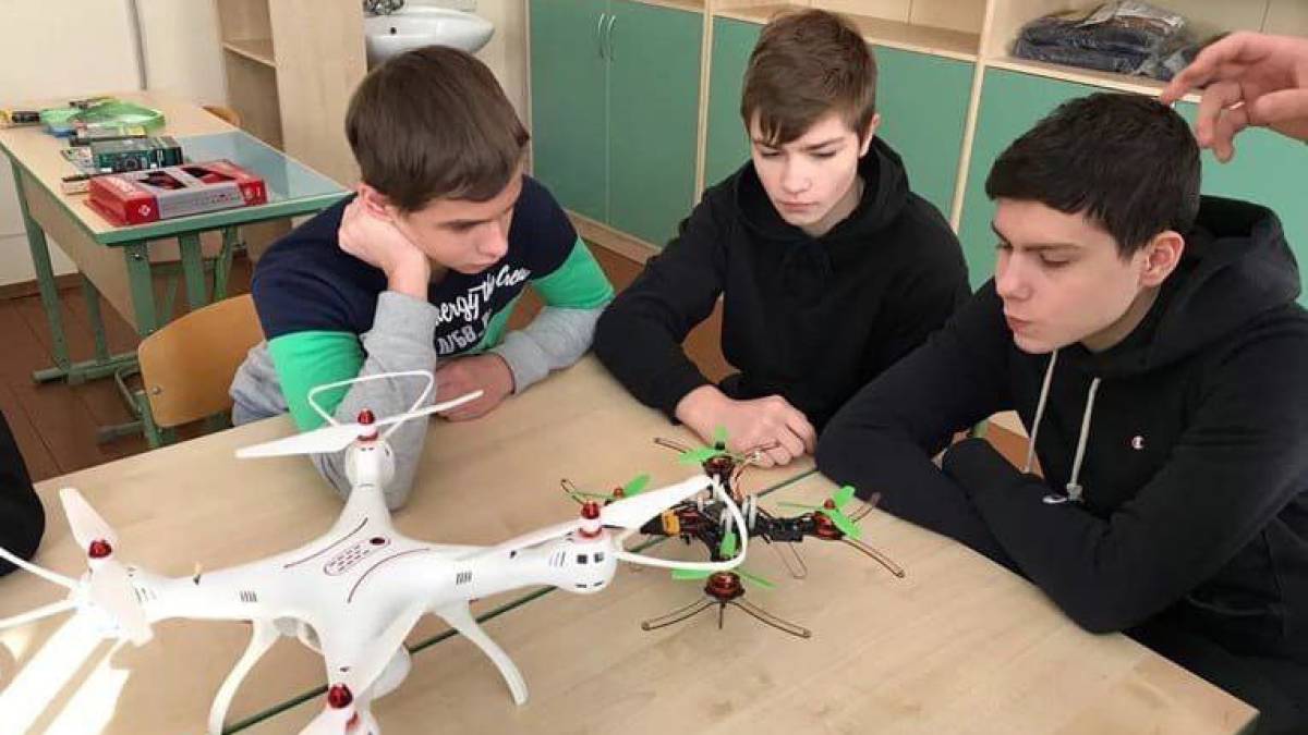 На ТОТ окупанти навчатимуть дітей керувати дронами