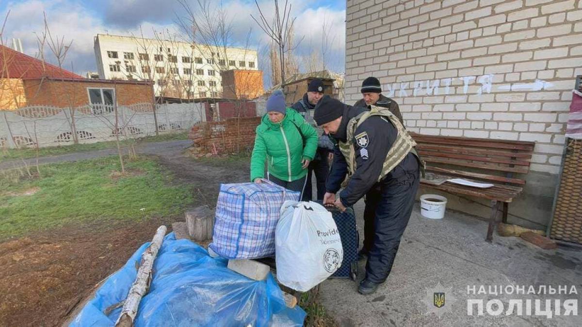 Поліцейські евакуювали родину з Оріхова: 54-річного чоловіка та його 56-річну дружину