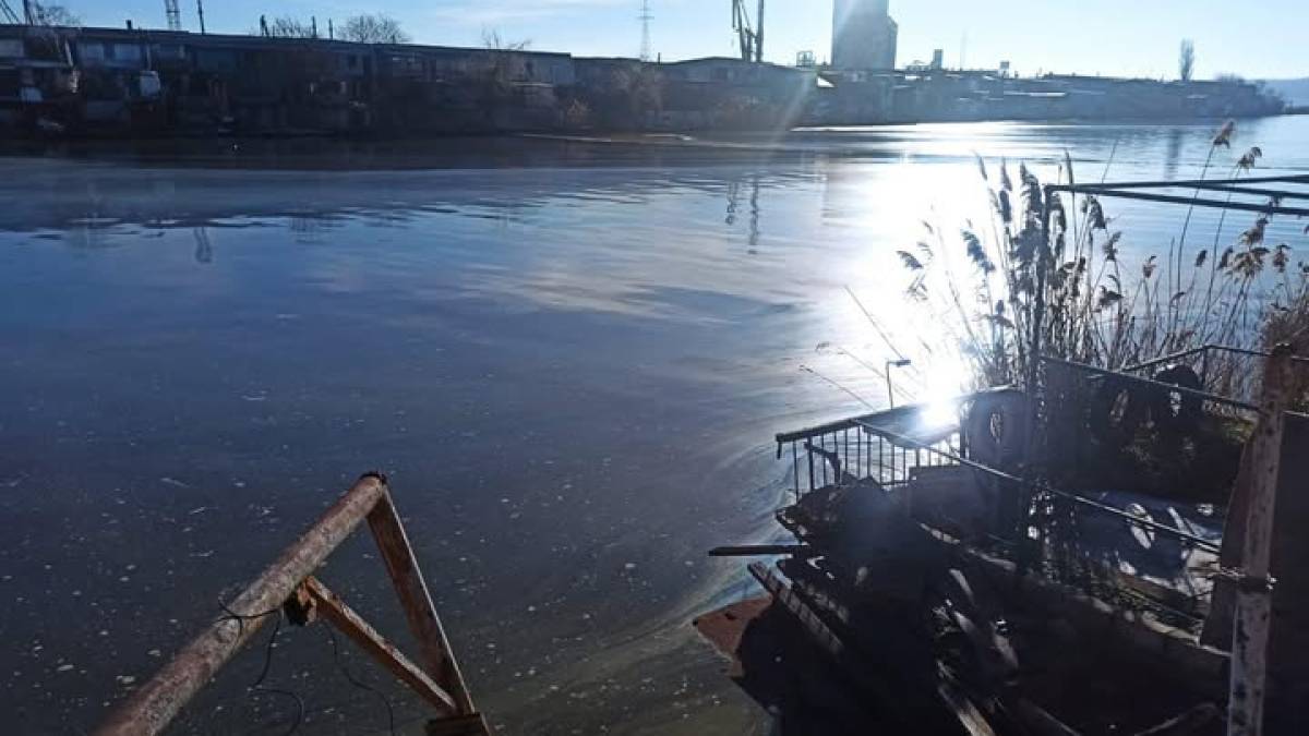 Із Південного Буга відкачали вже понад 70 тонн олії, що витекла з пошкодженого дроном резервуара