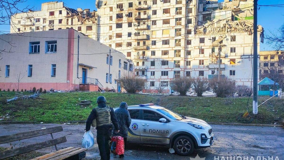На Запорожье полицейский офицер громады эвакуировал двух жительниц Степногорска
