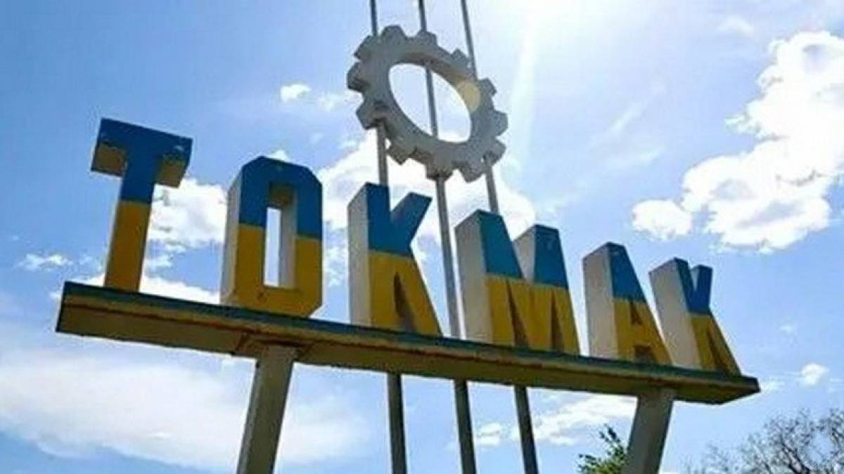 У місті Токмаку, що на Запоріжжі, окупанти масово змінюють вивіски українською мовою