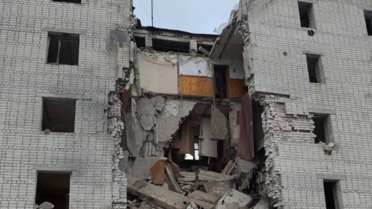 На Сумщині росіяни скинули авіабомбу на багатоповерхівку, поранені двоє дітей і дорослий