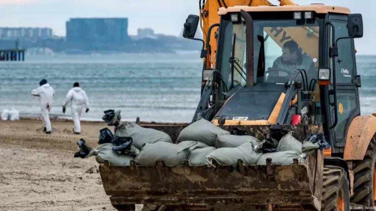 Катастрофа танкерів біля берега Криму: мазут дійшов до Севастополя