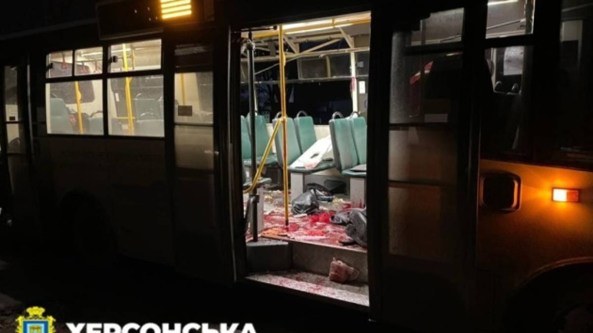 Шпиталізовано семеро постраждалих у результаті удару БпЛА по маршрутному автобусу в Херсоні