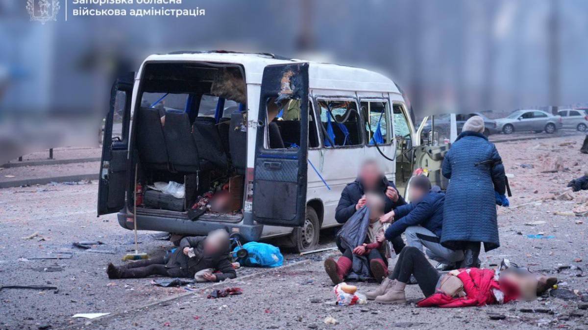 Одна людина загинула, ще троє — поранені. Такі попередні наслідки ворожого удару по Запоріжжю