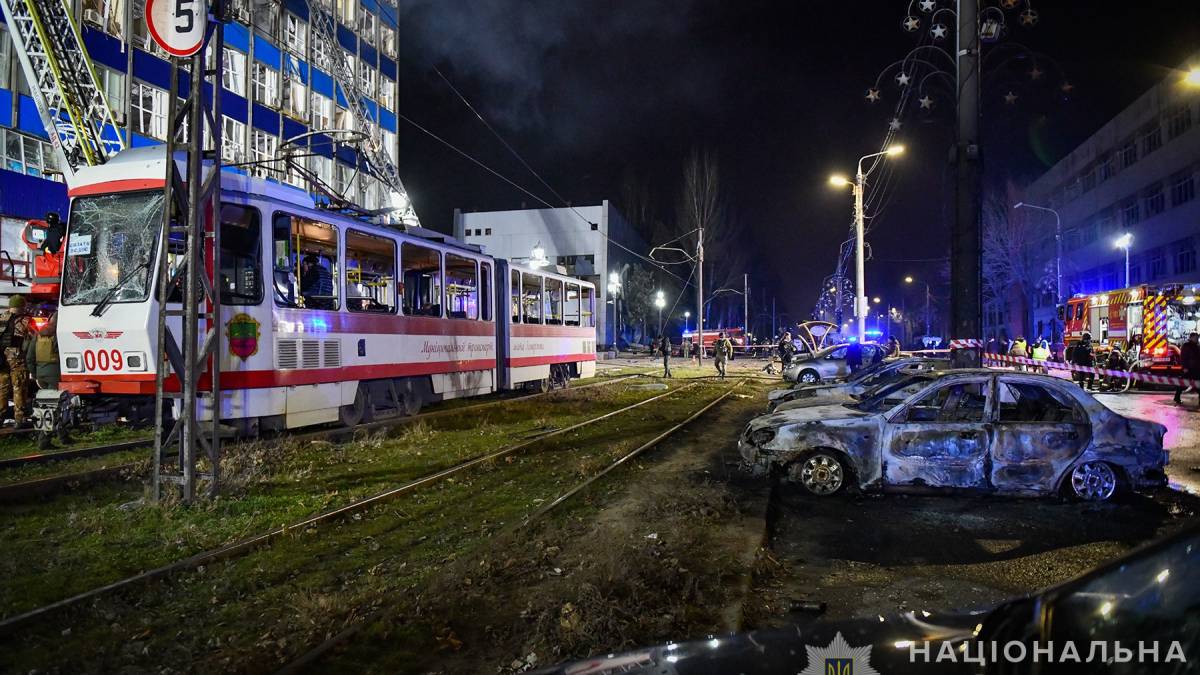 Внаслідок ворожого удару загинуло 13 людей. За уточненою інформацією ДСНС, постраждали 63 людини