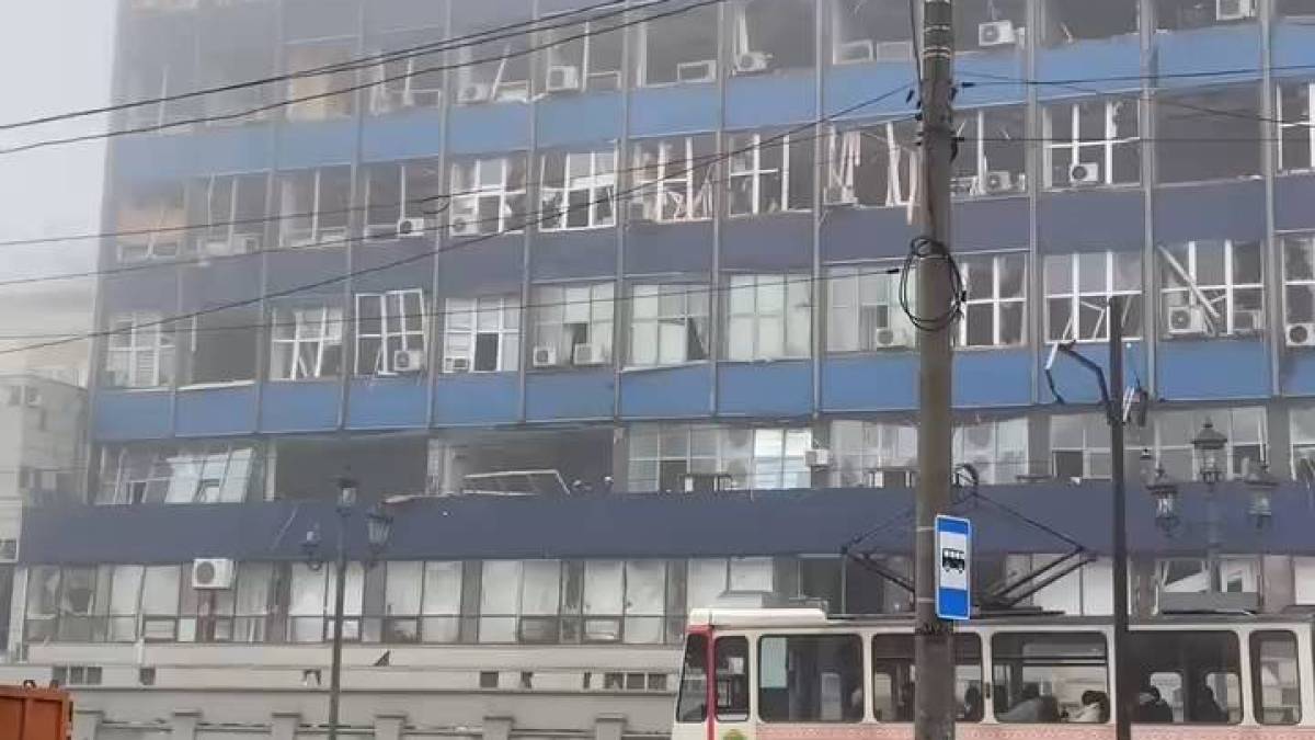 У Запоріжжі триває ліквідація наслідків учорашнього ворожого удару в Шевченківському районі