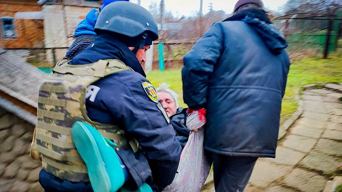Запорізькі поліцейські евакуювали з Таврійської та Степногірської громад матір із дітьми та маломобільну подружню пару