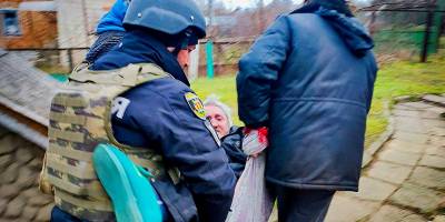 Запорізькі поліцейські евакуювали з Таврійської та Степногірської громад матір із дітьми та маломобільну подружню пару
