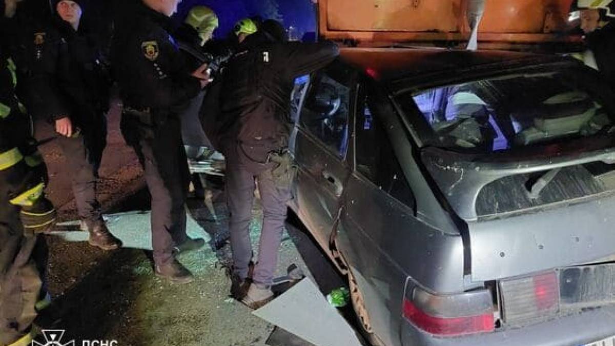 Рятувальники деблокували водія з понівеченої автівки внаслідок ДТП