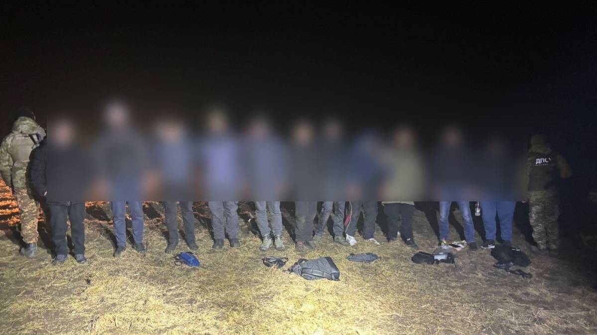 Автомобільне турне: на Одещині прикордонники затримали водія та 10 пасажирів