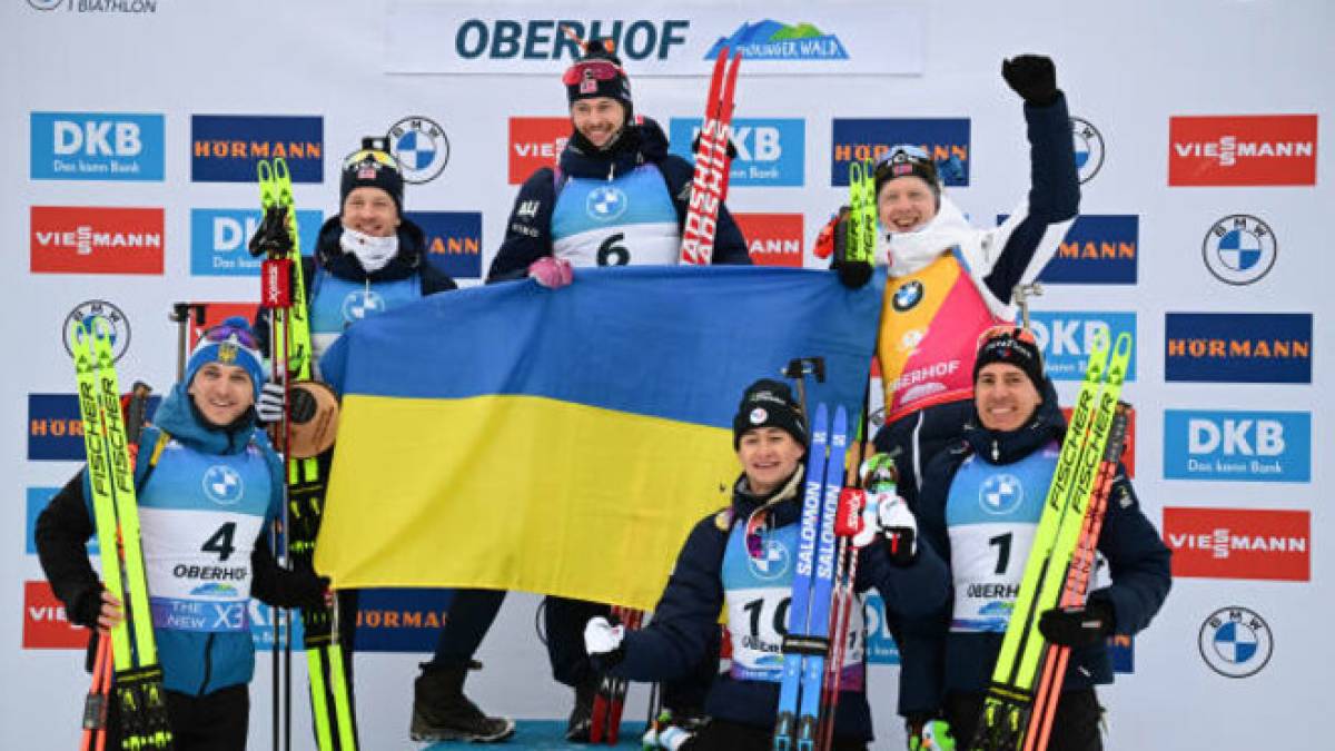 Кубок мира по биатлону, Обергоф: Второй день подряд флаг Украины на «цветочной церемонии»!