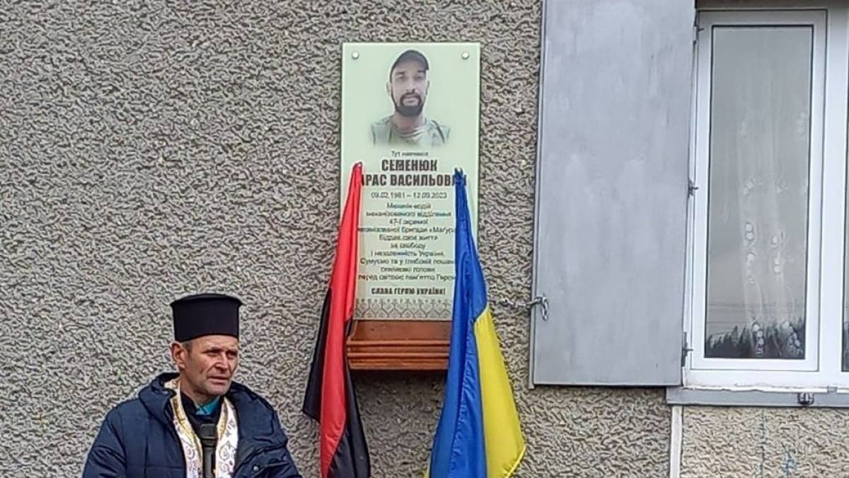 На честь загиблого на Запоріжжі механіка-водія у нього на батьківщині відкрили меморіальну дошку