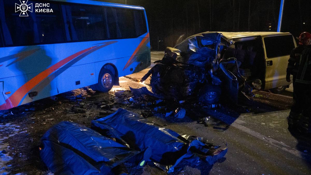 У Києві зіткнулись маршрутний автобус і мінівен, є загиблі та поранені