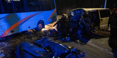 У Києві зіткнулись маршрутний автобус і мінівен, є загиблі та поранені