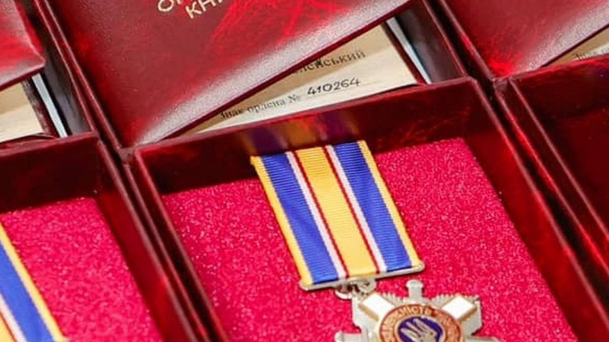 Родині загиблого на Запоріжжі сержанта вручили його посмертний орден