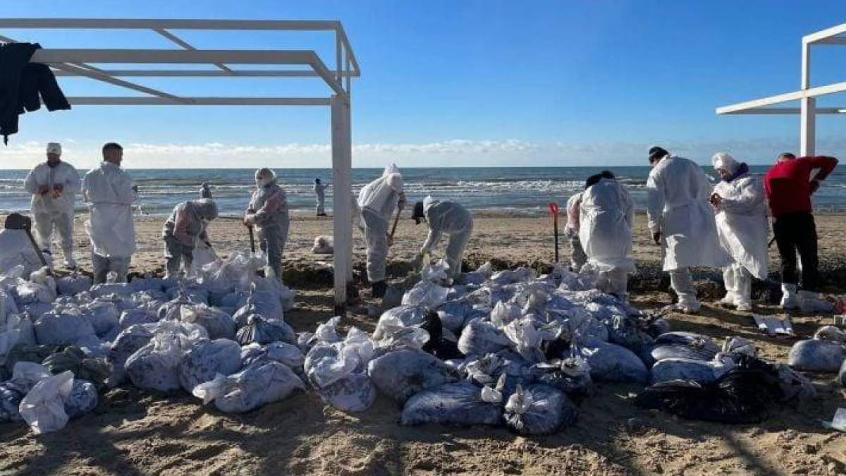 На ТОТ окупанти шукають безкоштовну робочу силу для прибирання мазуту з узбережжя