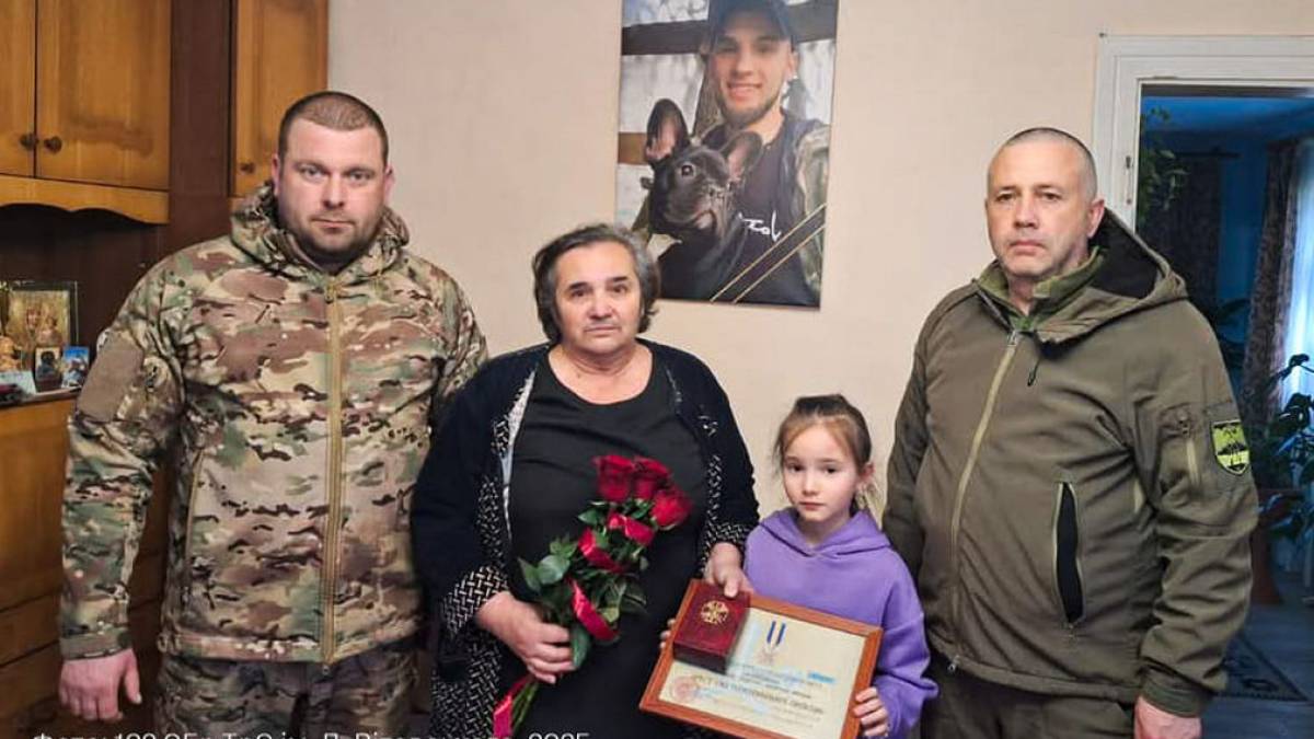 Матері загиблого на Запоріжжі бійця вручили його посмертну нагороду – відзнаку Міністра оборони