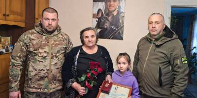 Матері загиблого на Запоріжжі бійця вручили його посмертну нагороду – відзнаку Міністра оборони