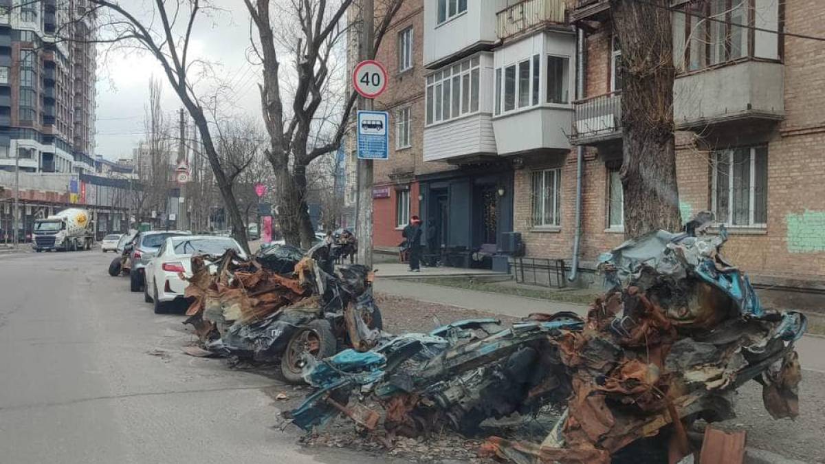 З вулиць Києва приберуть понад тисячу автівок, пошкоджених війною