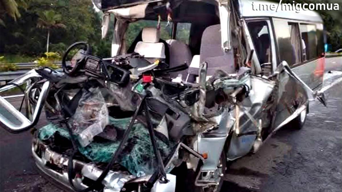 19 росіян постраждали в ДТП на Шрі-Ланці: автобус врізався у цементовоз