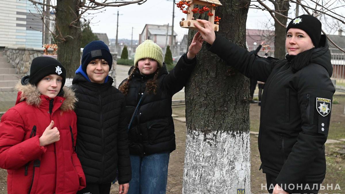 Запорізькі офіцери разом із дітьми виготовили годівнички для птахів