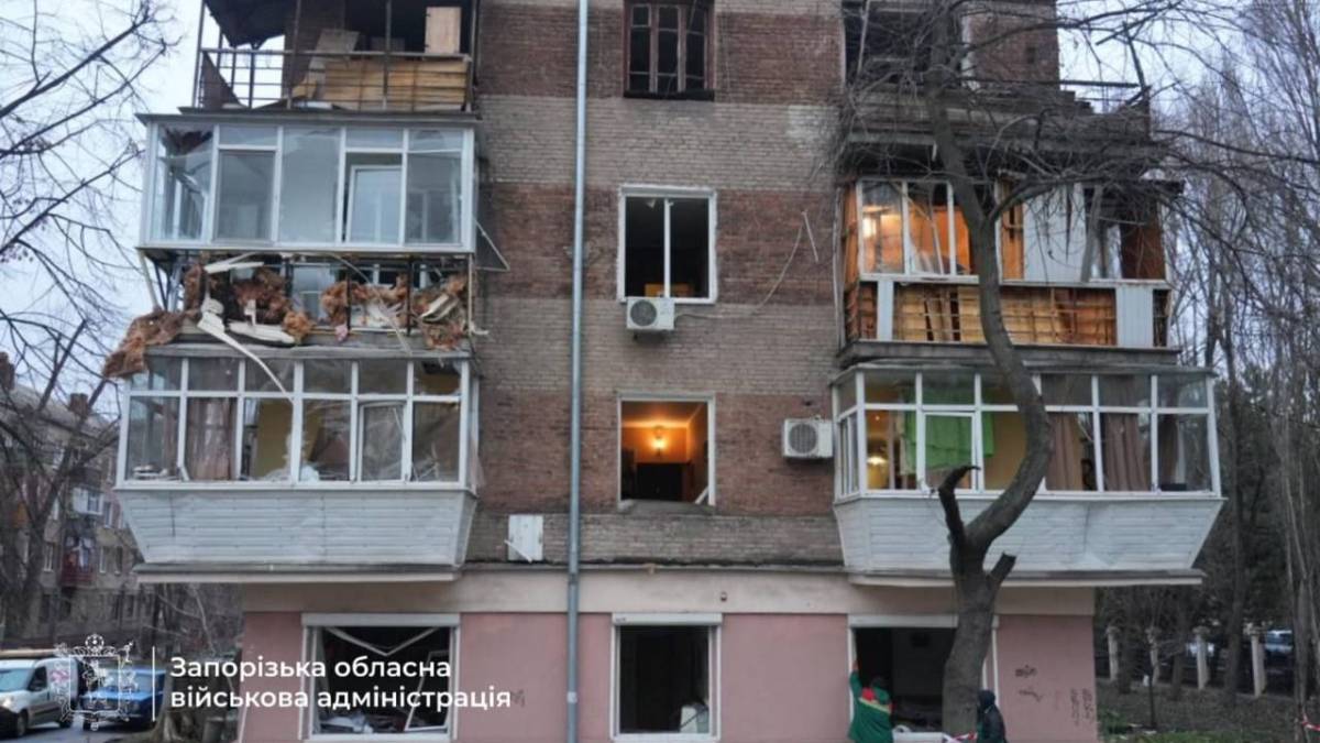Четверту добу продовжуються пошукові роботи на місці ворожого удару по Запоріжжю