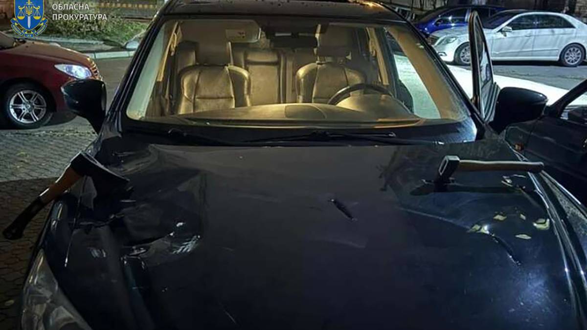 Пошкодили сокирами автівку адвоката – підозрюються два жителі Запоріжжя