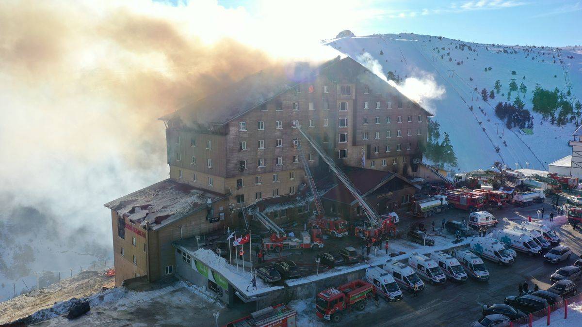 Пожежа в готелі на гірськолижному курорті Туреччини: загиблих уже 76