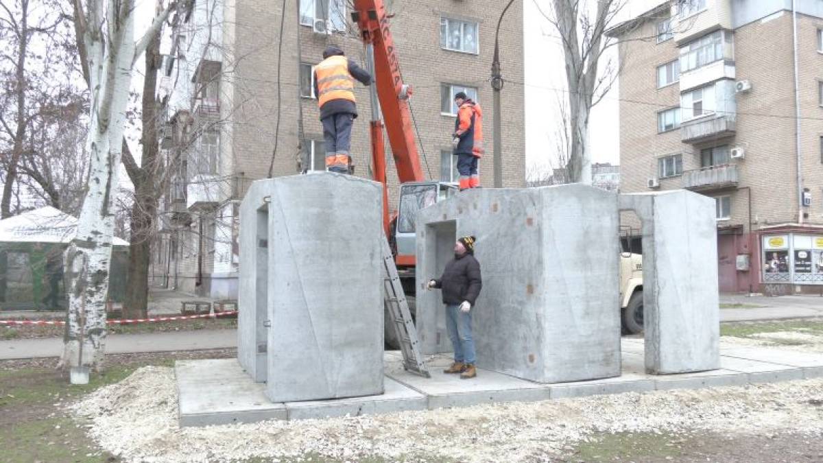 У Запоріжжі на зупинках транспорту встановлюють укриття