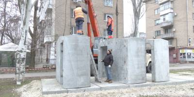 У Запоріжжі на зупинках транспорту встановлюють укриття