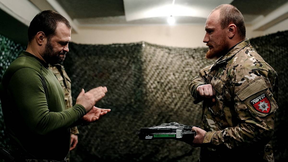 Бійці штурмової бригади «Лють» отримали нагородну вогнепальну зброю від генерал-лейтенанта Кирила Буданова (фото)